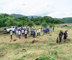 Grupo de personas en un terreno